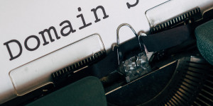 Beitragsbild des Blogbeitrags Registriere deine eigene Domain und erstelle einen Webspace für mehr Sichtbarkeit im Internet