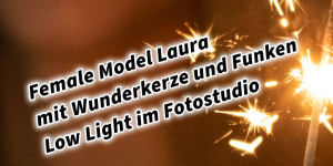 Beitragsbild des Blogbeitrags Female Model Laura mit Wunderkerze und Funken Low Light Fotografie im Fotostudio