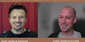 Beitragsbild des Blogbeitrags BLEIBEANDERS Podcast Inverview von Markus Spenger mit Markus Flicker als Gast Teil 1. Verlasse täglich deine Komfortzone! #GedankenZumLeben