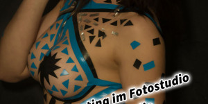 Beitragsbild des Blogbeitrags Aktfotoshooting im Fotostudio Fotoshooting im Studio Female Model Bianca Klebeband auf Körper #TapeTheModelPhotography