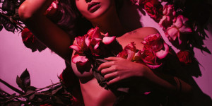 Beitragsbild des Blogbeitrags Die Kunst der Boudoir-Fotografie. Ursprung und Entwicklung. Stilistische Merkmale. Technische Aspekte. Ethik und Privatsphäre. Psychologische Dimension