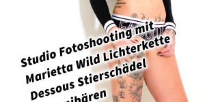 Beitragsbild des Blogbeitrags Studio Fotoshooting mit Female Model Marietta Wild Lichterkette Dessous Stierschädel Gummibären