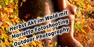Beitragsbild des Blogbeitrags Herbst Akt im Wald mit Marietta Fotoshooting Outdoor Photography. Erotische Fotografie in der Natur. Frauenkörper in herbstlicher Waldstimmung. 