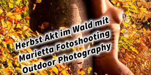 Beitragsbild des Blogbeitrags Herbst Akt im Wald mit Marietta Fotoshooting Outdoor Photography. Erotische Fotografie in der Natur. Frauenkörper in herbstlicher Waldstimmung.