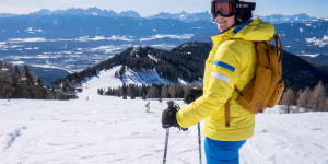 Beitragsbild des Blogbeitrags What to Wear for Skiing and Snowboarding – Ski Clothing for Beginners