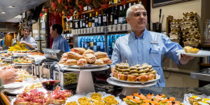 Beitragsbild des Blogbeitrags Finding The Best Pintxos in San Sebastian, Spain – Bar Snack Food Culture 