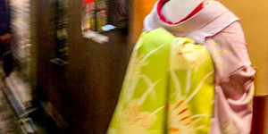 Beitragsbild des Blogbeitrags How to See a Geisha in Kyoto, Japan – A Swift Moment of Passing 
