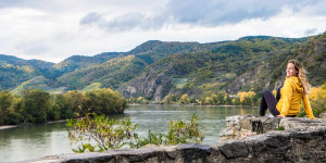 Beitragsbild des Blogbeitrags The Wachau Valley, Austria: Stories from the Towering Stone Wall Vineyards