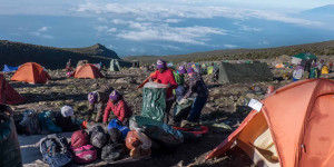 Beitragsbild des Blogbeitrags Kilimanjaro Packing List – What You Need For Peak Performance 