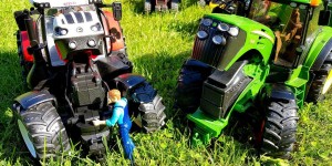 Beitragsbild des Blogbeitrags BRUDER Traktoren John Deere und Steyr im Test – ein Vergleich