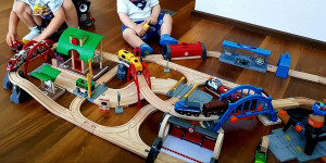 Beitragsbild des Blogbeitrags BRIO Bahn – ein Spieleklassiker seit eh und je 