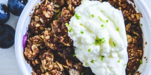 Beitragsbild des Blogbeitrags Blueberry Crumble mit Limetten-Quark