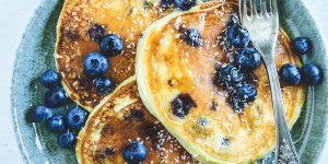 Beitragsbild des Blogbeitrags Heidelbeer-Protein-Pancakes mit Topfen