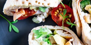Beitragsbild des Blogbeitrags Power-Wraps mit Hüttenkäse und Kichererbsen