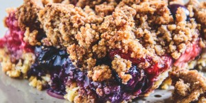 Beitragsbild des Blogbeitrags Gesunder Beeren-Streuselkuchen ohne Zucker