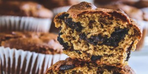 Beitragsbild des Blogbeitrags Gesunde Low Carb Muffins mit Schokolade und Erdnussmus 