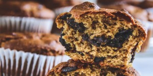 Beitragsbild des Blogbeitrags Gesunde Low Carb Muffins mit Schokolade und Erdnussmus