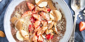Beitragsbild des Blogbeitrags Veganer Schoko-Mandel-Protein-Porridge