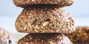 Beitragsbild des Blogbeitrags Schnelle Low Carb Saaten-Brötchen