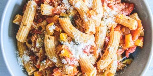 Beitragsbild des Blogbeitrags Gesunde Pasta mit Gemüsesugo 