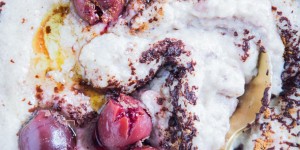 Beitragsbild des Blogbeitrags Dinkel-Grießbrei mit Schokolade und Kirschen