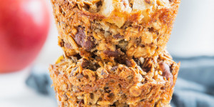 Beitragsbild des Blogbeitrags Gesunde Oatmeal Muffins mit Apfel und Nüssen
