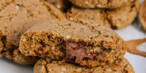 Beitragsbild des Blogbeitrags Pumpkin Spice Cookies mit Nougatkern