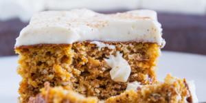 Beitragsbild des Blogbeitrags Kürbiskuchen mit Frischkäsecreme