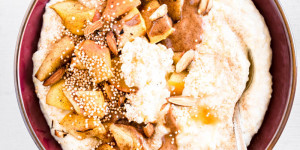 Beitragsbild des Blogbeitrags Hirse-Mandel-Porridge mit Hüttenkäse und Bratapfel