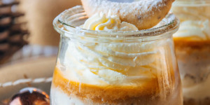 Beitragsbild des Blogbeitrags Vanillekipferl-Cheesecake-Dessert mit Mandelnougat