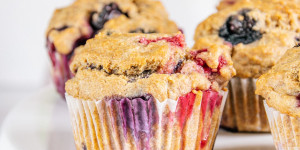 Beitragsbild des Blogbeitrags Vegane zuckerfreie Beerenmuffins
