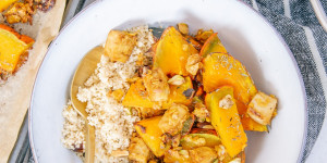 Beitragsbild des Blogbeitrags Ofen-Kürbis mit Knusper-Tofu und Couscous