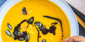 Beitragsbild des Blogbeitrags Cremige vegane Kürbissuppe