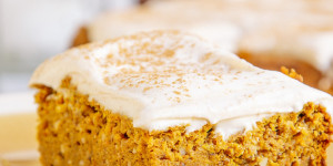 Beitragsbild des Blogbeitrags Veganer Kürbiskuchen mit Frischkäsecreme