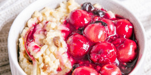 Beitragsbild des Blogbeitrags Milchreis mit Kirschkompott – vegan und zuckerfrei