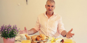 Beitragsbild des Blogbeitrags Interview mit Schönheitschirurg Artur Worseg