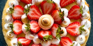 Beitragsbild des Blogbeitrags Zitronen-Cheesecake mit Holunderbaiser und Erdbeeren
