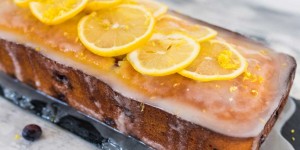 Beitragsbild des Blogbeitrags Joghurt-Zitronenkuchen mit Blaubeeren