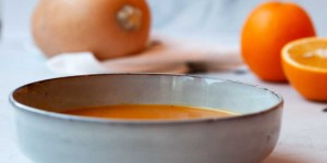 Beitragsbild des Blogbeitrags Kürbis-Karottensuppe mit Orangensaft und Ingwer