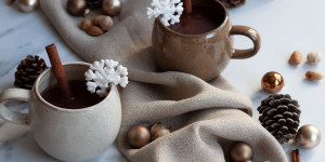 Beitragsbild des Blogbeitrags Heiße Schokolade mit Baiser-Schneeflocken 