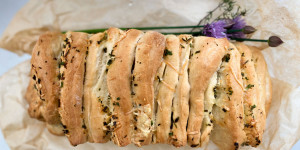 Beitragsbild des Blogbeitrags Zupfbrot mit Kräutern und Käse
