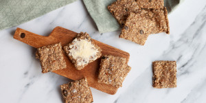 Beitragsbild des Blogbeitrags Knäckebrot mit Leinsamen und Körnern