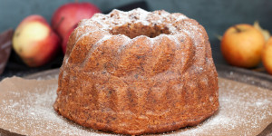 Beitragsbild des Blogbeitrags Schoko-Apfelgugelhupf mit Walnüssen