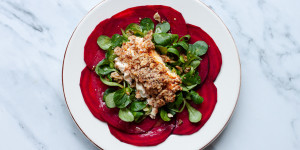Beitragsbild des Blogbeitrags Rote Beete Carpaccio mit gebackenem Feta