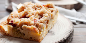Beitragsbild des Blogbeitrags Streuselkuchen mit Erdbeeren und Rhabarber
