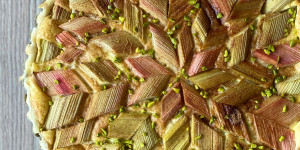 Beitragsbild des Blogbeitrags Rhabarbertarte mit Vanillecreme