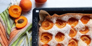 Beitragsbild des Blogbeitrags Einfacher Marillenkuchen vom Blech