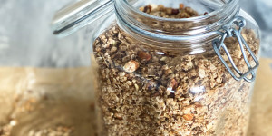 Beitragsbild des Blogbeitrags Gesundes Granola mit Nüssen und Honig