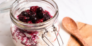 Beitragsbild des Blogbeitrags Schneller Milchreis mit Beeren