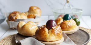 Beitragsbild des Blogbeitrags Flaumige Osterpinzen mit bunten Ostereiern